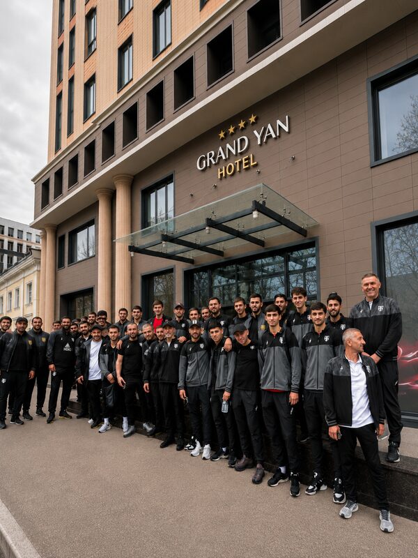 Команда футбольного клуба «Алания» у входа Grand Yan Hotel