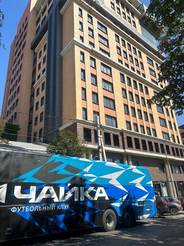 Автобус футбольного клуба «Чайка» у Grand Yan Hotel