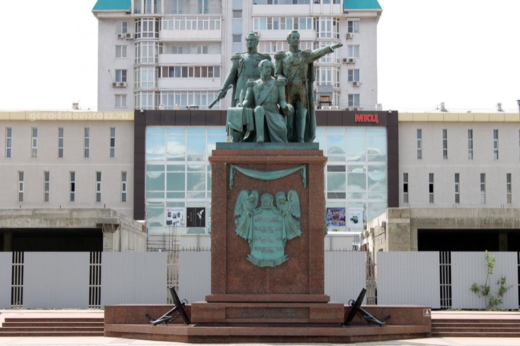 Памятник основателям города — Новороссийск