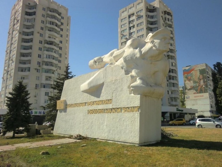 Памятник «Матрос с гранатой» — Новороссийск