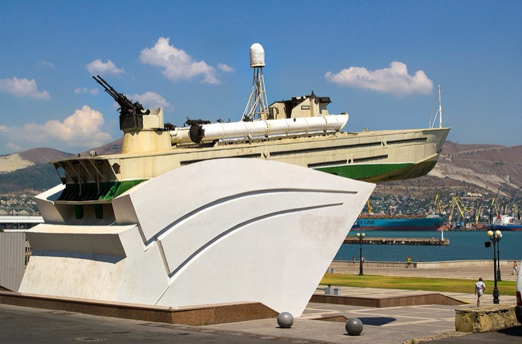 Памятник «Торпедный катер» — Новороссийск